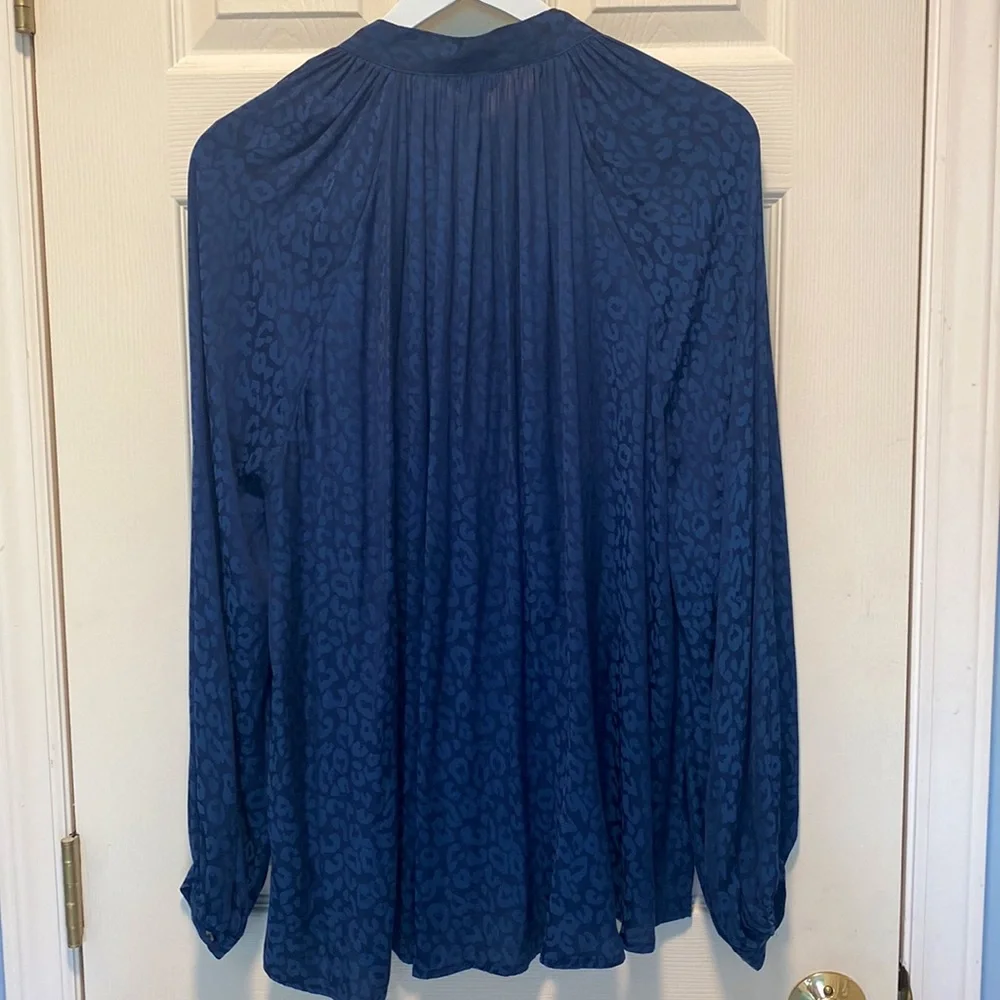 Crown & Ivy Tie Neck Peasant Top EUC